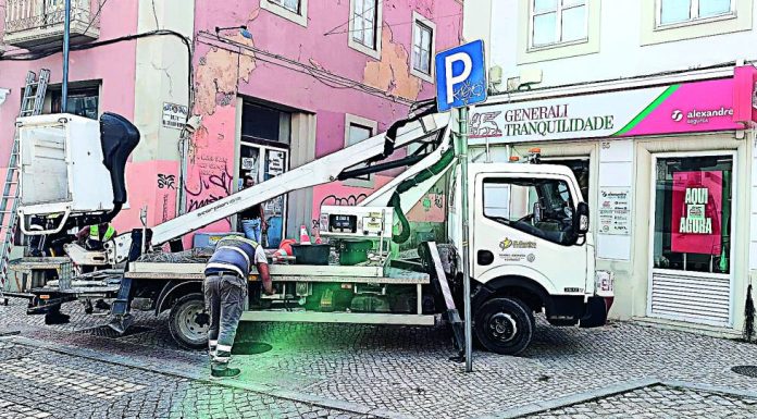 Iluminação natalícia já começou a ser montada