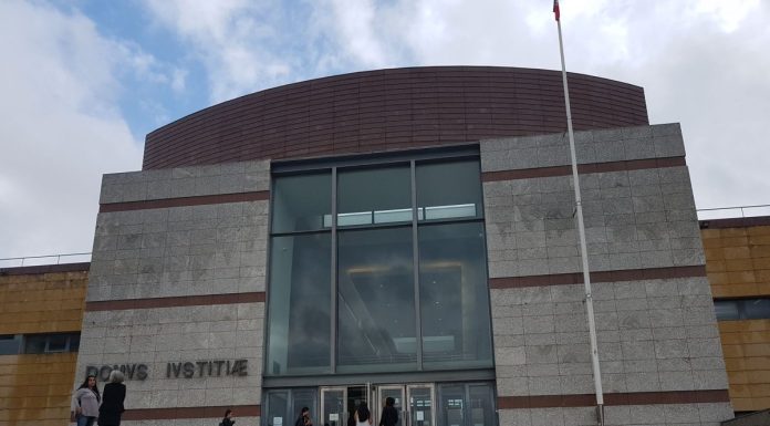 Professor de música vai a julgamento por crimes sexuais contra alunos na região Oeste