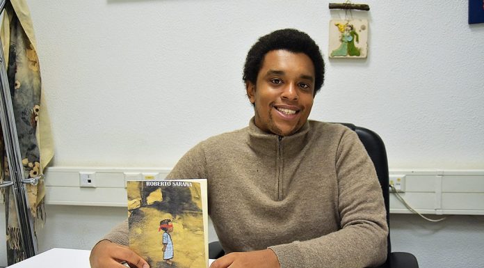 Roberto Saraiva é autor de livro sobre Angola