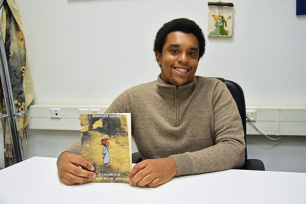 Roberto Saraiva é autor de livro sobre Angola