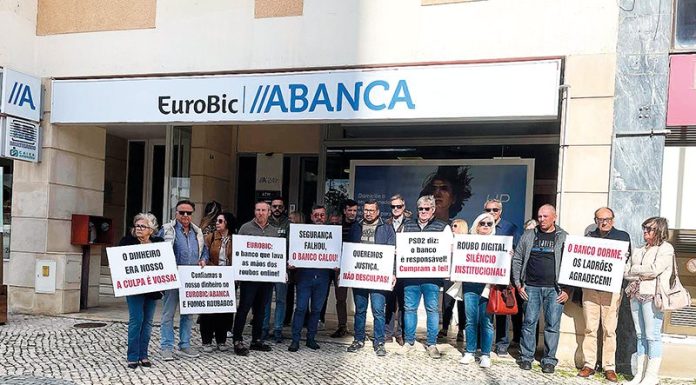 Manifestação juntou 30 lesados do EuroBic e Abanca nas Caldas