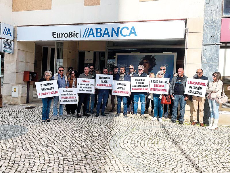 Manifestação juntou  30 lesados do EuroBic  e Abanca nas Caldas