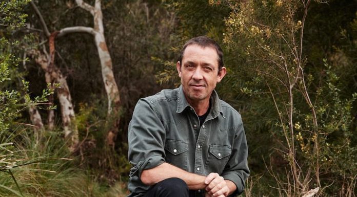 Teatro da Rainha estreia dramaturgo Angus Cerini em Portugal com peça sobre violência doméstica