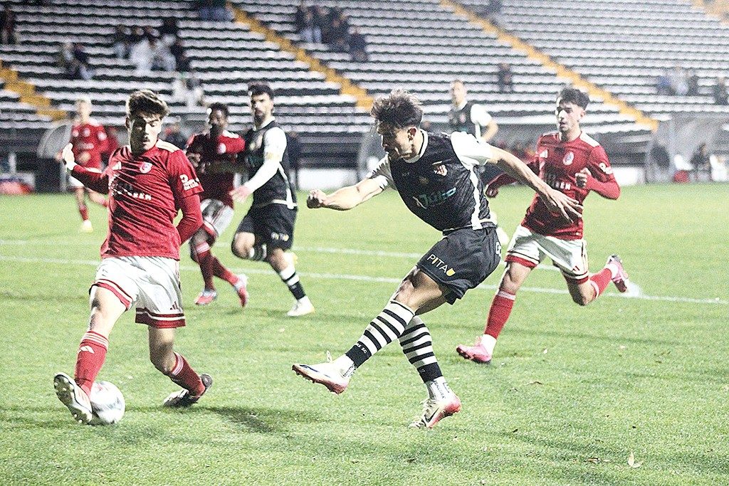 Golo madrugador complicou um jogo em que faltou sorte