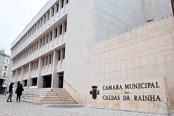 Cinco horas de sessão bloqueada  no orçamento dos SMAS