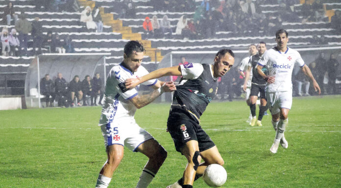 Futebol: Líder reaviva ferida que não está fácil de sarar