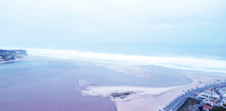 Deslocação da “aberta” coloca em risco a praia da Foz