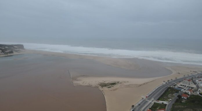Deslocamento da “aberta” coloca em risco praia da Foz do Arelho