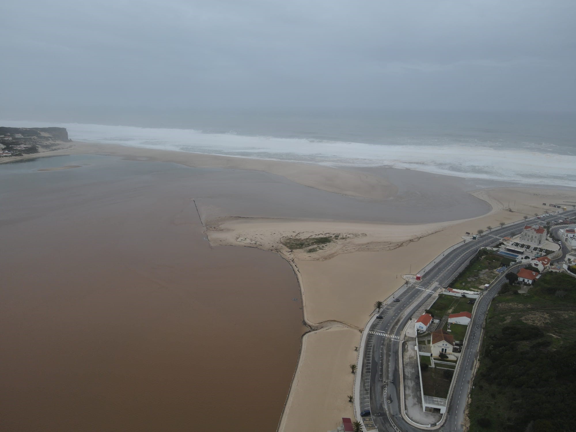 Deslocamento da “aberta” coloca em risco praia da Foz do Arelho