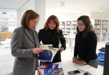 Margarida Marques doa obras à Biblioteca Municipal do Bombarral