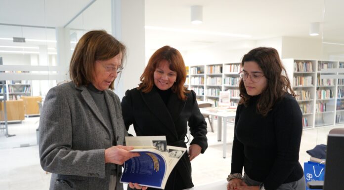 Margarida Marques doa obras à Biblioteca Municipal do Bombarral