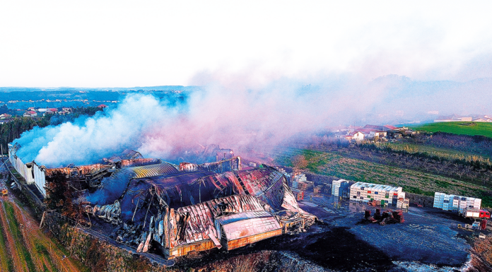Incêndio consumiu armazém na Usseira