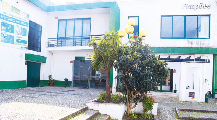 Pessoa com mobilidade reduzida obrigada a urinar para balde