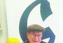 Limão gigante cresceu em árvore no centro da cidade