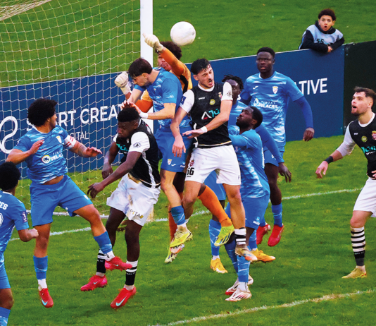 Golaço de Farinha dá vitória no último lance da partida