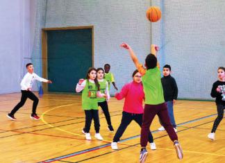 Aluna da Bordalo Pinheiro leva mini-basket a crianças do 1.º ciclo