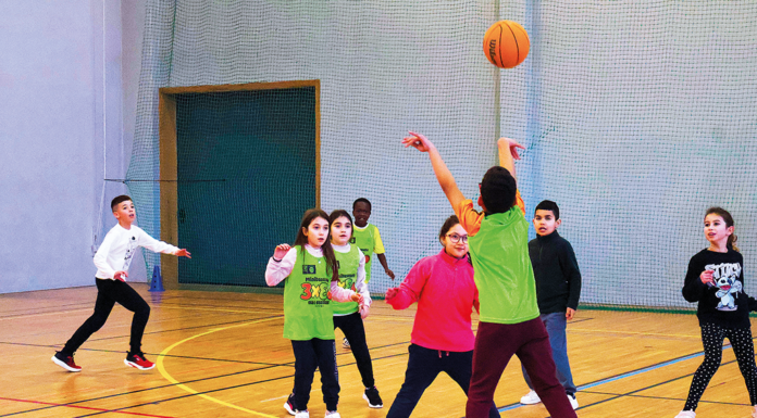 Aluna da Bordalo Pinheiro leva mini-basket a crianças do 1.º ciclo