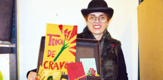 Troca de cravos recorda valores de Abril