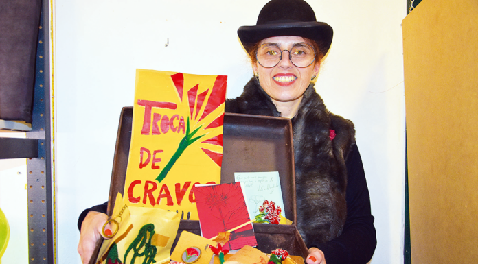 Troca de cravos recorda valores de Abril