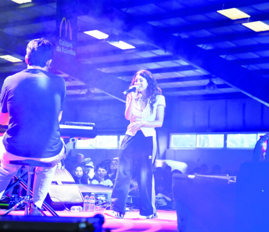 Um momento da atuação da cantora Bárbara Tinoco que antes foi ao Parque