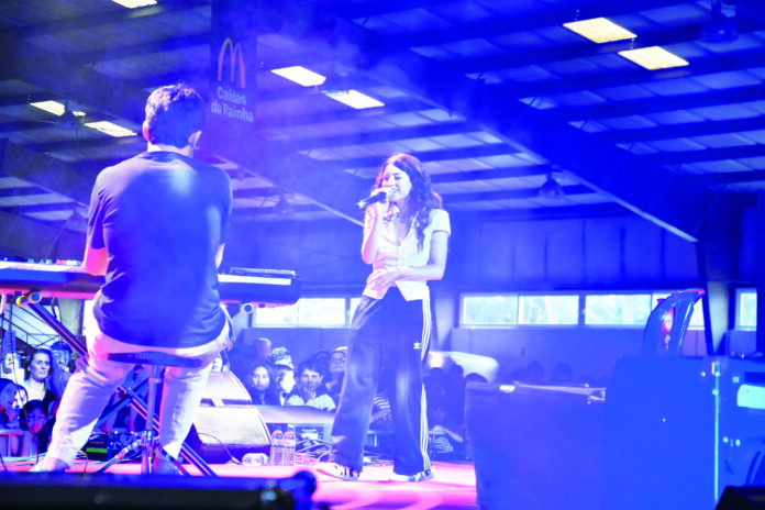 Um momento da atuação da cantora Bárbara Tinoco que antes foi ao Parque