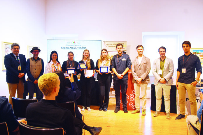 Os premiados na quarta edição do concurso de Pastelaria Literária junto dos organizadores