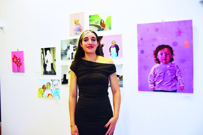 Andreia Domingos junto às pinturas que dedica às suas memórias