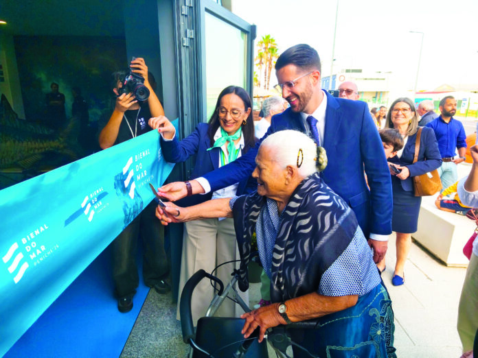 A vendedora de peixe Olívia Paleca a cortar a fita de inauguração de evento
