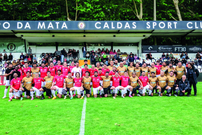 As equipas do Caldas e da Tekever que alinharam na partida solidária