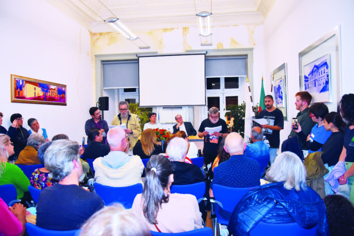 Casa cheia para mostrar solidariedade com o povo cubano