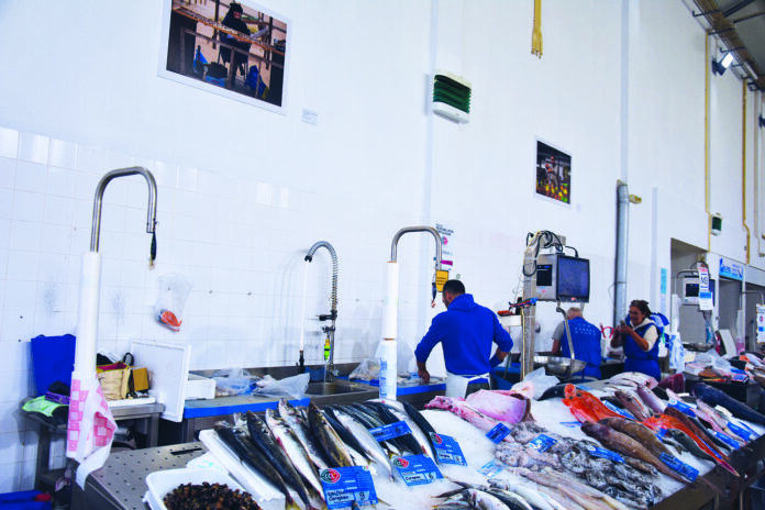 As 10 fotografias estão dispostas pelo mercado