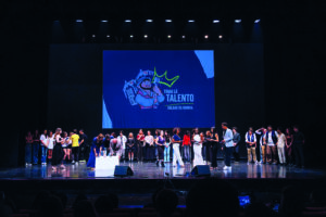 Um dos momentos com muitos dos jovens talentosos no palco do centro cultural