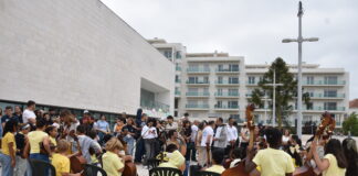 Alunos mostram talentos no centro da cidade Este ano a iniciativa teve início junto ao espelho de água, no exterior do CCC
