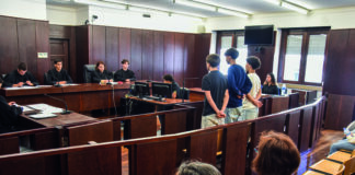 “Crime” de apostas online e doping leva jovens à barra do tribunal Os alunos da turma de Técnico de Desporto criaram o caso e interpretaram os vários papeis