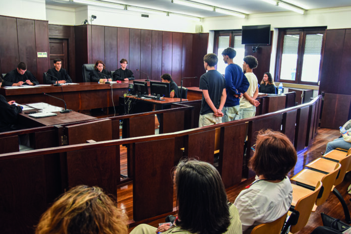 Os alunos da turma de Técnico de Desporto criaram o caso e interpretaram os vários papeis
