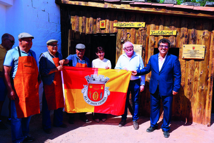 Os artesãos com os representantes da Os artesãos com os representantes da CCDR Centro, da Junta de Freguesia de Santa Catarina e da Câmara das Caldas