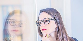 Liliana Alves adorna óculos com joalharia