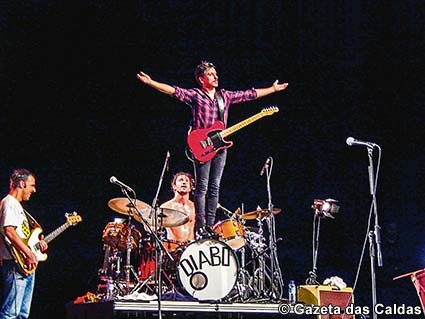 Lá vai o comboio dos Diabo na Cruz!