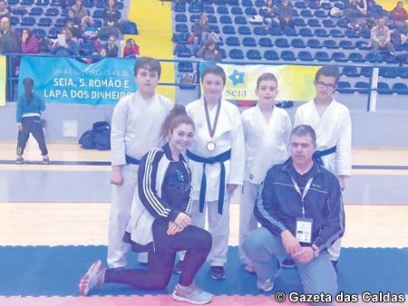 Quatro karatecas da Academia de Karaté Shotokai de S. Martinho do Porto no Nacional de karaté