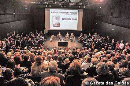 “Em Democracia não pode haver poderes sem controlo”, diz António José Seguro